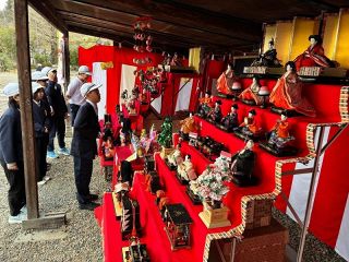春告げる飾り華やか　久米南・誕生寺一帯「おひな祭り」