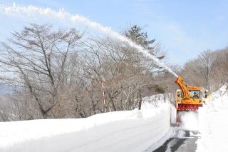 行楽期へ スカイラインの除雪進む　真庭 ４月中旬の通行再開を目指す