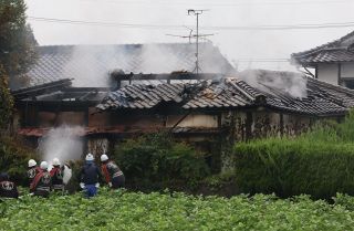 津山で離れ全焼　男性が軽いけが