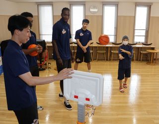 病気と闘う子どもに笑顔届ける　トライフープ岡山選手　岡山大病院で長期入院の子どもと交流　