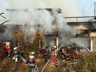 民家の母屋と離れ全焼 岡山　住民逃げ出して無事