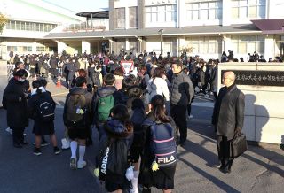 岡山県立中４校入試に１１２５人　　適性検査と面接に臨む