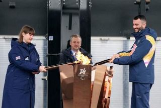 冬季パラリンピックの聖火を採火　発祥地英ストーク・マンデビルで