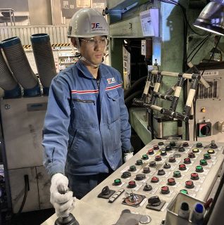 【新星駆ける】日本エアロフォージ（倉敷市）で航空機部品の鍛造に携わる西村裕也さん（２９）　正確で迅速な作業を