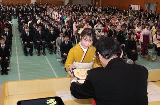 「４年間の経験糧に精進」　４２３人巣立つ  県立大で卒業式　