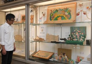温かな組み木の玩具　美作で小黒三郎さん追悼展
