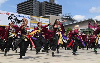 〝鬼〟が華やかに躍動　うらじゃ連が演舞繰り広げる　おかやま桃太郎まつり開幕、２３日まで