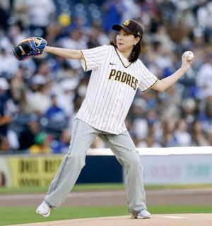 石川佳純さんが始球式　パドレス―ドジャース戦