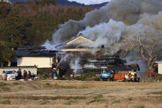 奈義町滝本で母屋など３棟を全焼　けが人なし
