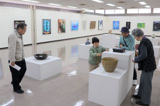絵画や工芸品 倉敷ゆかりの８７人出品　１２日まで市立美術館