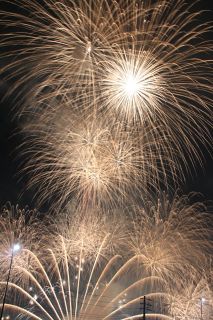 玉野の夜空彩る３千発の花火　３年ぶり １万人が歓声