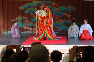 後楽園で「春のおもてなし」３日まで　十二単きれい ひな飾り展示も