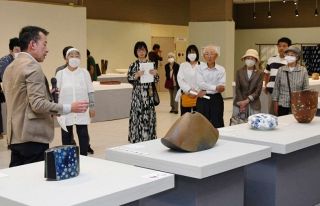 卓越した手仕事の美 ファンら堪能　日本伝統工芸中国展 ２日まで開催