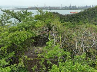 【島を渡る】児島、水島諸島編（３）四角い煙突（上水島）　製錬所 脱硫塔の遺構か