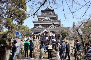 広島城天守 ２２日限りで〝閉城〟　老朽化理由 「見納め」と連日にぎわう