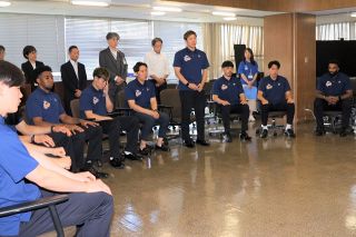 トライフープ「大きな飛躍を遂げた１年」　市長らに成績報告