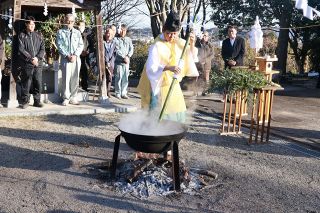 来年のコメ「早稲が豊作」　津山・美作総社宮 神事で占う