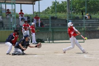 山陽新聞社旗争奪ソフトが開幕　津山、４チームが決勝Ｔに進出