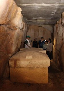 総社・江崎古墳の石室見学 ２０年ぶり再開　安全性確認し、アルミ製階段を新調
