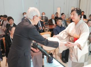 藤原由妃さん（和気）ら表彰　日本伝統工芸染織展 東京で授賞式