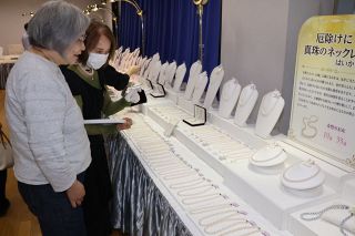 ＪＦえひめパールフェアが開幕　真珠の宝飾品３千点を格安販売