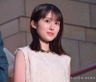 福本莉子、“爆風”レッドカーペットでハプニング　風にあおられ転びかけるも岡山天音が優しくエスコート