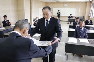 地域発展へ決意　新勝央町議１２人に当選証書