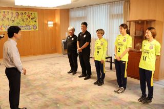 なでしこリーグ２部初優勝　吉備国大シャルムが知事に報告