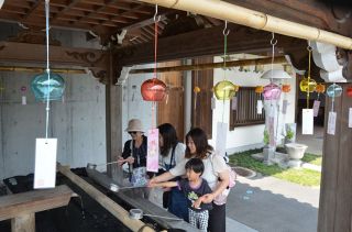 涼やかな音色楽しんで 倉敷・由加山蓮台寺で風鈴まつり　短冊には参拝者の願い事