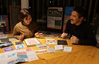 版画のような絵、冊子　真庭・中央図書館で２日から作品展