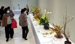 岡山県華道展 ２期スタート　早春の花々 １２流派の１８７点