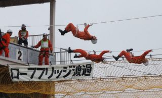 岡山の消防隊員が救助技術競う　ロープ往復やほふく前進