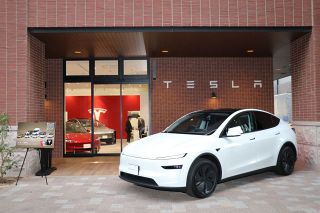 テスラが杜の街に岡山初の直営店　２２日オープン、ＥＶ３台展示
