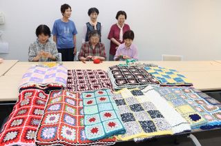 家庭に眠る毛糸ぜひ寄せて　真庭の女性グループ支援求める