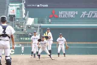 守備位置など確認 学芸館が聖地で汗　全国高校野球 甲子園練習