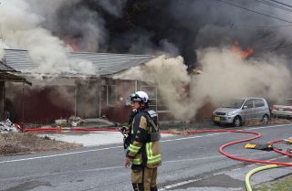 井原で民家全焼　１人けが