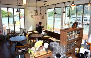 笠岡市のコーヒー店「豆と麦」　神島水道沿いに移転オープン