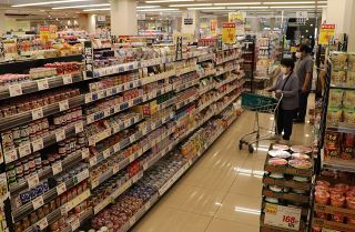 菓子や靴、値上げ続々　岡山県内企業、小売店は価格抑制に工夫