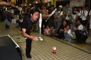 【一期一会の笑顔－福山の大道芸人】（上）Ｓ４さん（２２）　技と話術が生む一体感