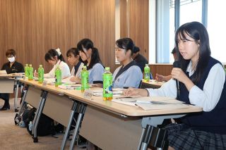 「校内でレンタルや試着は？」　ヘルメット着用推進へ　高校生が取り組み発表や意見交換