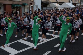 津山でごんごまつり開幕　カッパになりきり踊り披露