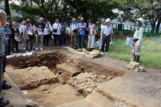 長柄櫓石垣の構造解説　津山城跡で発掘説明会、市民ら１００人興味深く