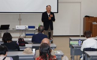旧満州「柳樹河開拓団」　団員確保や逃避行を解説　近現代史研究家の青木さん井原で講演