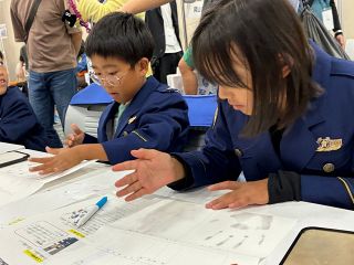 スイーツ作りや鑑識、車の整備　岡山の小学生が多様な仕事を体験