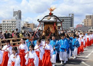 宗忠神社御神幸 平和願い３５０人練り歩く　１４０年の節目 一般参加者も行列に