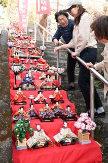 美作・湯郷温泉おひな祭り　華やか階段びな登場