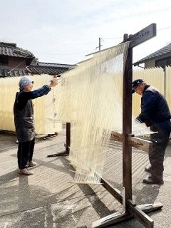 陽光に輝く白、寒そうめん作り　浅口・鴨方で最盛期