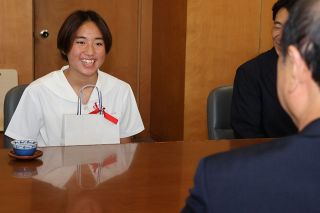 森選手（京山中）全中２連覇報告　競泳女子１００背泳ぎ、岡山市長に