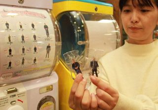 刀鍛冶、研師、塗師… 職人のキーホルダーガチャ人気　瀬戸内・刀剣の里物産館