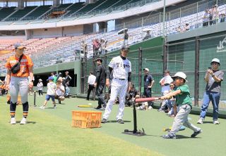 子どもたちに打撃指導　元阪神の八木さんら、倉敷で野球教室